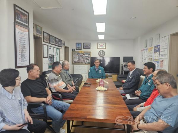 [크기변환]1. 이천시 박종근 부시장 폭염 대비 주요시설 현장 안전점검 실시3 무더위쉼터.jpg