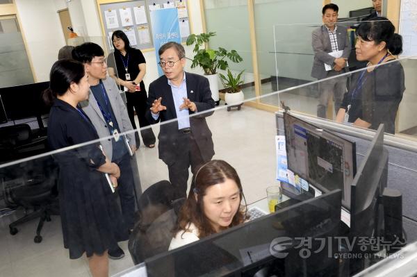 [크기변환]4-1. 조승문 화성특례시 제2부시장(사진 가운데)이 28일 화성시 콜센터를 방문해 민생회복 소비쿠폰 안내와 관련한 현장의 애로사항을 듣고 있다.jpg