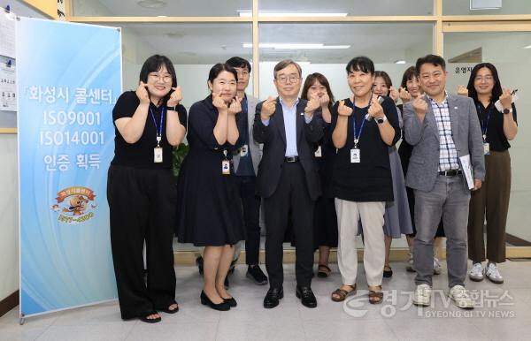 [크기변환]4-2. 조승문 화성특례시 제2부시장(사진 첫째줄 가운데)이 28일 화성시 콜센터를 방문해 직원들을 격려하고 함께 기념촬영하고 있다.jpg