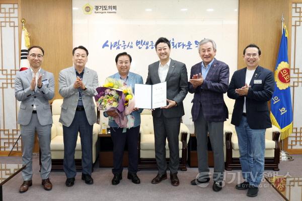 [크기변환]250730 김진경의장,의정정책추진단 신임단장에 김성남의원 위촉...민생 정책 실현에 큰힘이 되어주길3.jpg