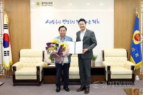 [크기변환]250730 김진경의장,의정정책추진단 신임단장에 김성남의원 위촉...민생 정책 실현에 큰힘이 되어주길1.jpg