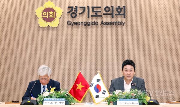 [크기변환]250730 김진경 의장, 베트남 조국전선중앙위원회 대표단 만나...상호 협력모델로 발전시킬 것2.jpg