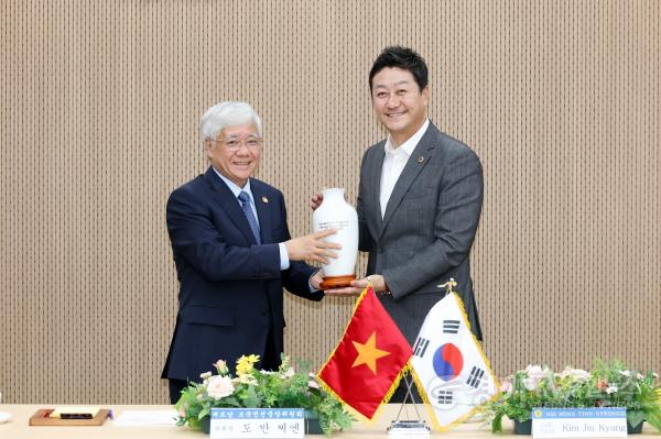 [크기변환]250730 김진경 의장, 베트남 조국전선중앙위원회 대표단 만나...상호 협력모델로 발전시킬 것3.jpg