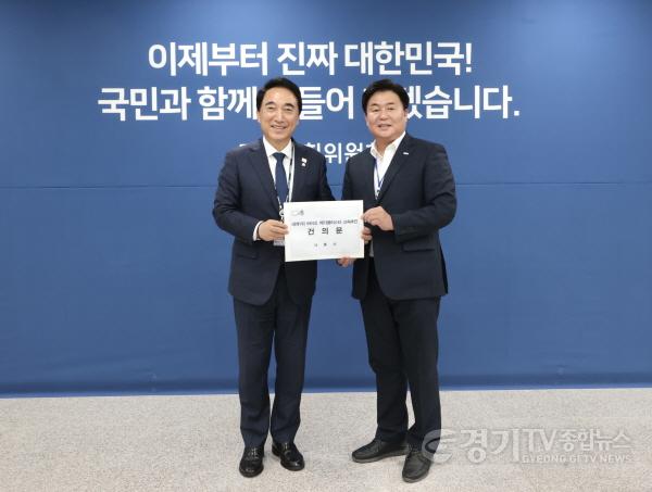 [크기변환][수시보도] 임병택 시장이 박수현 국가균형성장특별위원장(왼쪽)과 면담을 갖고 기념촬영을 하고 있다 (3).jpeg