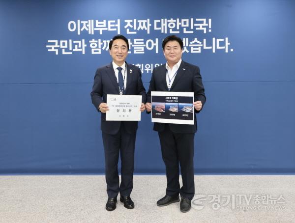 [크기변환][수시보도] 임병택 시장이 박수현 국가균형성장특별위원장(왼쪽)과 면담을 갖고 기념촬영을 하고 있다 (4).jpeg