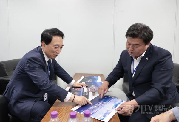 [크기변환][수시보도] 임병택 시장이 박수현 국가균형성장특별위원장(왼쪽)과 면담을 갖고 기념촬영을 하고 있다 (2) (1).jpeg