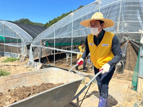[크기변환]5-2. 정명근 화성특례시장이 30일 자원봉사자들과 함께 경남 합천군 수해현장을 찾아 복구 작업에 동참하고 있다.jpg