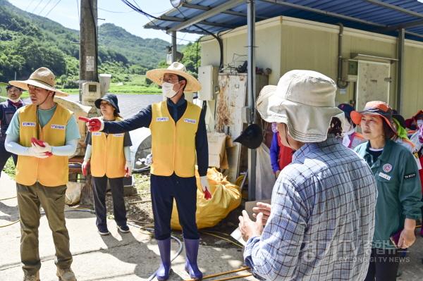 [크기변환]5-5. 정명근 화성특례시장이 30일 자원봉사자들과 함께 경남 합천군 수해현장 복구 작업에 동참하고 있다.jpg