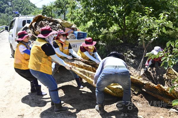 [크기변환]5-7. 화성특례시 자원봉사자들이 경남 합천군을 찾아 수해복구활동을 펼치고 있다.jpg