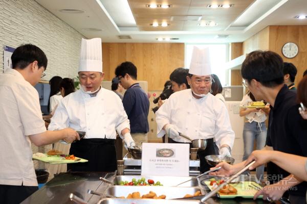 [크기변환]1.복날 맞아 직원 격려(이재식 의장, 김정렬 부의장).jpg