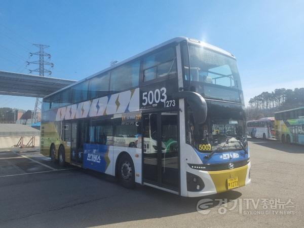 [크기변환]1-2. 용인에서 강남역 방면을 운행하는 5003번 2층 전기버스 모습.jpg