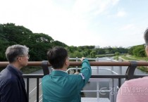 [크기변환]공보관-신상진 성남시장이 5일 탄천보도교를 방문해 현장점검을 벌이고 있다..jpg