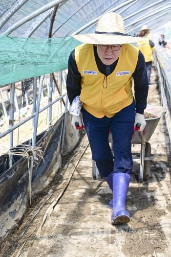 [크기변환]1-1. 정명근 화성특례시장이 자원봉사자들과 함께 경남 합천군 수해현장을 찾아 복구 작업에 동참하고 있다.jpg