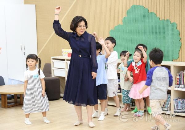 [크기변환]1-2. (행정과) 공직자 방학기간 자녀와 출근.jpg