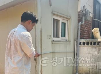 [크기변환]3. 화성특례시 관계자가 위반건축물 단속을 하고 있다.jpg