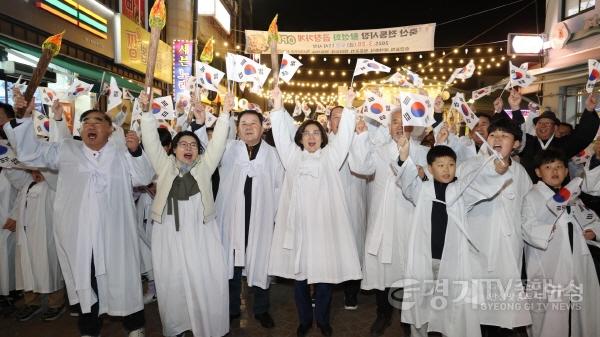 [크기변환]광복 80주년 기념 안성 4・1독립항쟁 재현행사에서 만세삼참 모습 (1).jpg