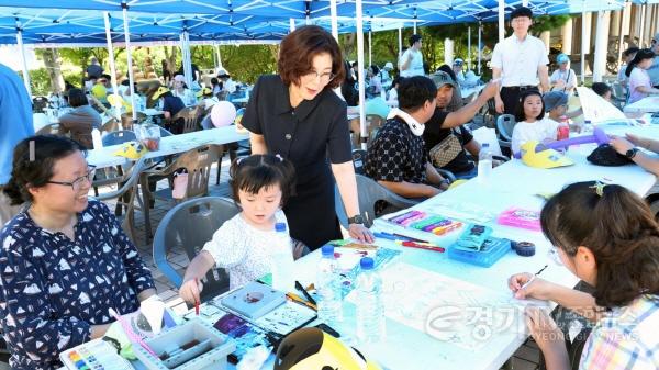 [크기변환]8월 15일 오전에는 3.1운동기념관에서 헌화식을 시작으로 어린이와 청소년을 위한 프로그램이 마련됐다.jpg