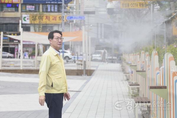 [크기변환]6-1. 정명근 화성특례시장이 쿨링포그 시설을 점검 하고 있다.jpg