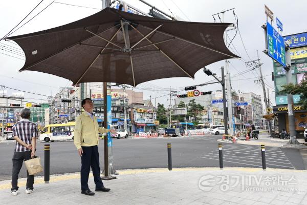 [크기변환]6-2. 정명근 화성특례시장이 그늘막 시설을 점검 하고 있다.jpg