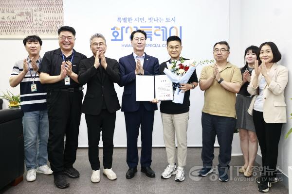 [크기변환]7-2. 정명근 화성화성특례시장(중앙좌측)과 정동헌주무관(중앙우측)  동부출장소 직원들과 기념촬영을 하고 있다.jpg