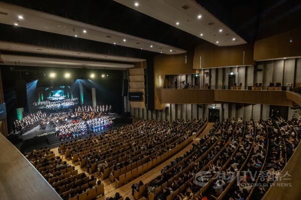 [크기변환]1-2. 1월 18일 용인포은아트홀에서 열린 재개관 기념 공연 모습.jpg