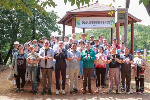 [크기변환]4-4. 이상일 용인특례시장은 7일 정비가 완료된 남사읍 한숲산내음근린공원 현장점검을 실시했다.JPG