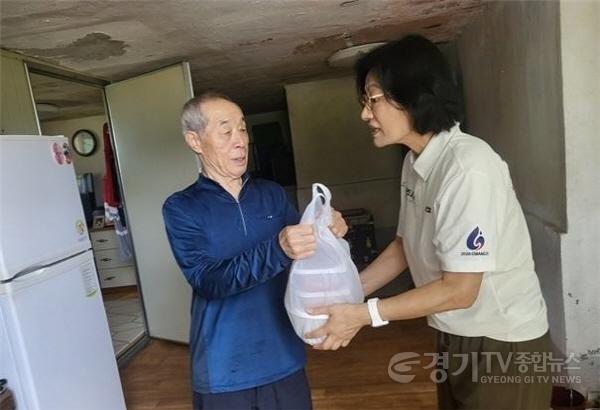 [크기변환]보도자료 게재 요청[광주시의회 주임록 의원, 중복 맞아 저소득 독거 어르신 위한‘영양식 나눔 봉사’ 동참].jpg