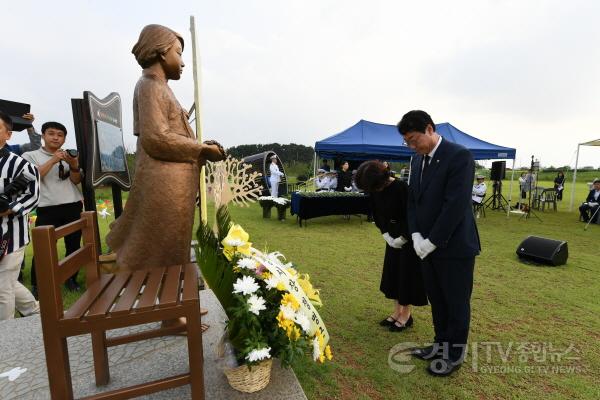[크기변환]1-3. 정명근 화성특례시장이 일본군 위안부 피해자기림의날 기념식에 참석해 추모를 하고 있다..jpg