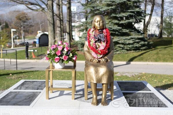 [크기변환]1-7. 2015년 캐나다 토론토 한인회관 앞에 건립된 평화의 소녀상 (1).JPG