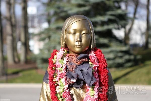 [크기변환]1-8. 2015년 캐나다 토론토 한인회관 앞에 건립된 평화의 소녀상.JPG