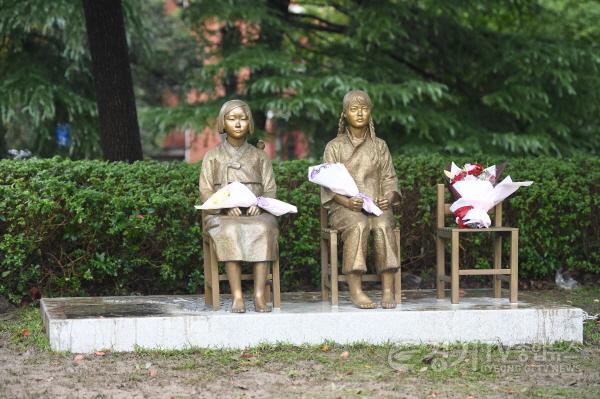 [크기변환]1-9. 2016년 중국 상하이대학교 내에 건립된 한 중 평화의 소녀상.jpg