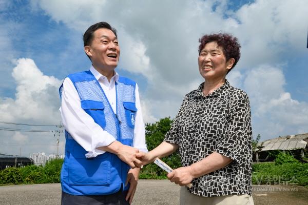[크기변환]사진1)이재준 수원시장, ‘폭싹 담았수다! 시민의 민원함’ 민원 현장 찾아 “시민 생활 불편하게 하는 민원, 신속하게 해결하겠다”.jpg