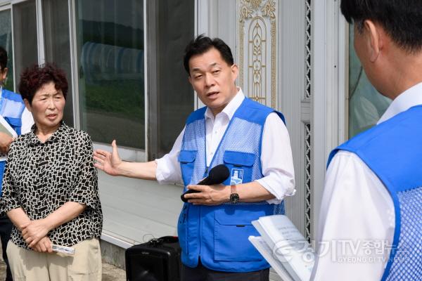 [크기변환]사진2)이재준 수원시장, ‘폭싹 담았수다! 시민의 민원함’ 민원 현장 찾아 “시민 생활 불편하게 하는 민원, 신속하게 해결하겠다”.jpg