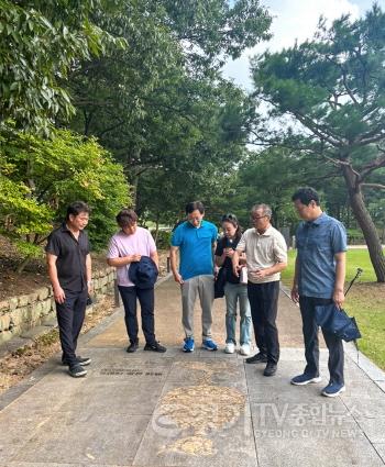 [크기변환][사진자료] 하남시의회 의원연구단체 ‘하남시 역사의 정체성을 찾아서(대표 최훈종)’ 8월 4일 부여 왕릉원 답사.(사진_하남시의회 제공).jpg