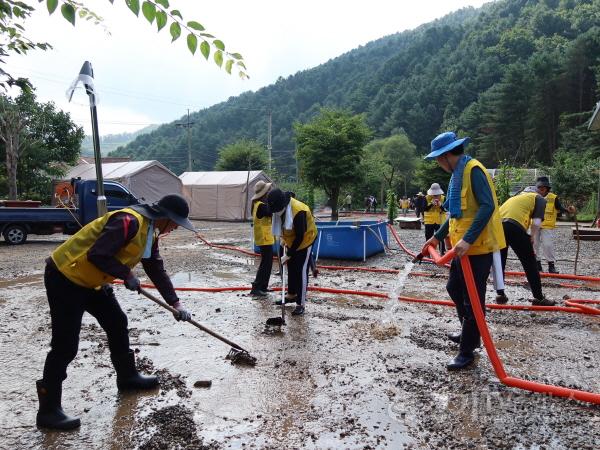 [크기변환][사진자료]경기도 가평 폭우피해지역 사회공헌활동(2).JPG