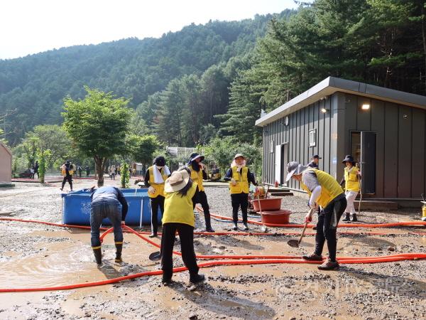 [크기변환][사진자료]경기도 가평 폭우피해지역 사회공헌활동(3).JPG