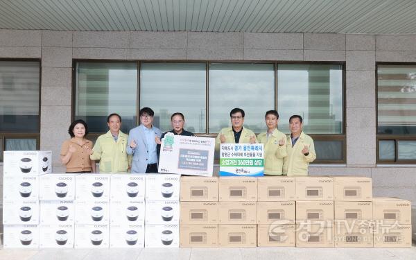 [크기변환]1. 용인시자원봉사센터가 갑작스러운 폭우로 피해를 입은 함평군 이재민을 위해 물품을 후원했다.(사진=함평군 제공).jpg