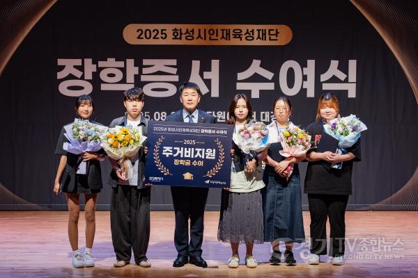 [크기변환]4.배정수 의장과 대표 장학생 기념 사진.jpg