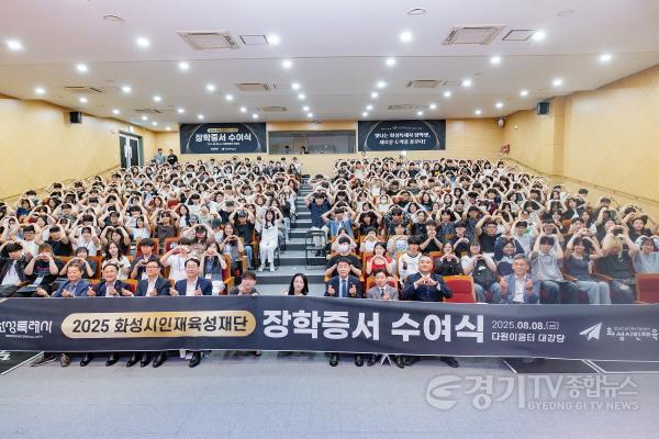 [크기변환]3.장학증서수여식 학생 및 참석자 전체 기념 사진.jpg