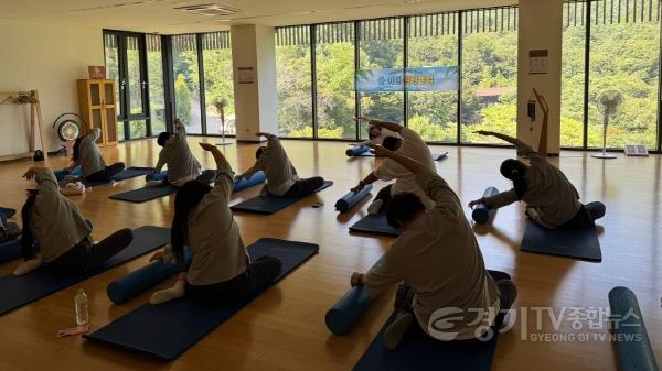 [크기변환]1. 화성시아동청소년정신건강복지센터 청소년 캠프 _쉬멍 놀멍_ 참가자들이 스트레칭 강좌에 참여하고 있다.jpg