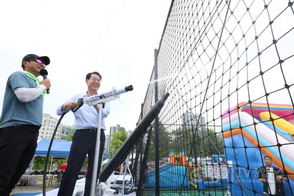 [크기변환]2-2. 정명근 화성특례시장이 새솔동 수노을 물놀이 축제에서 시원한 물줄기를 뿌리고 있다 - 복사본.jpg