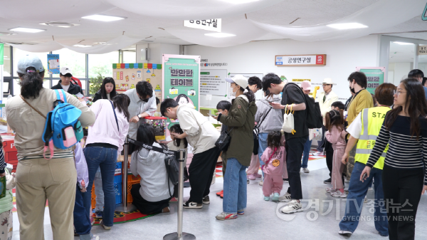 [크기변환][사진자료] 2025 만만한 테이블 오프라인 행사 진행_공생광장 .png