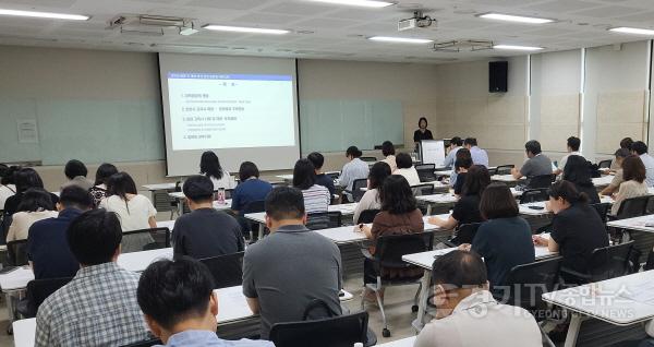 [크기변환]6. 화성특례시가 11일 읍면동 복지 담당 공직자들을 대상으로 고독사 예방 및 역량강화 교육을 실시하고 있다.jpg