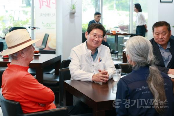 [크기변환]1-1. 이상일 용인특례시장이 11일 한택식물원을 방문해 현장 관계자와 의견을 나누고 있다..jpg