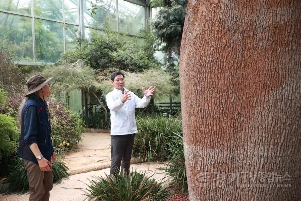 [크기변환]1-2. 이상일 용인특례시장이 11일 한택식물원을 방문해 현장 관계자와 의견을 나누고 있다..jpg