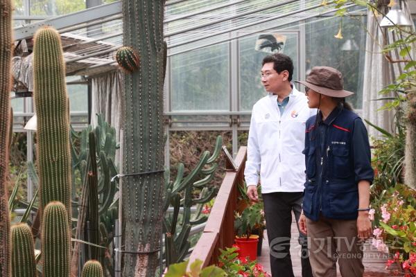 [크기변환]1-3. 이상일 용인특례시장이 11일 한택식물원을 방문해 현장 관계자와 의견을 나누고 있다..jpg