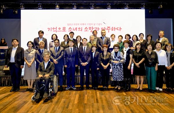 [크기변환]5-3. 정명근 화성특례시장(중앙)과 배정수 화성특례시의회 의장(우측)이 일본군 위안부 피해자 기림의 날 기념식 주요 내빈들과 기념촬영을 하고 있다 .jpg