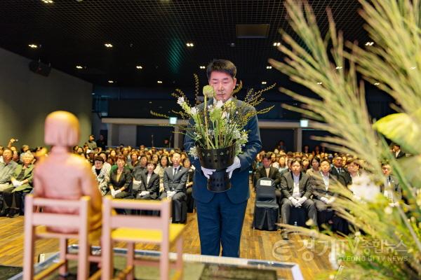 [크기변환]2.배정수의장 소녀상 참배의식.jpg