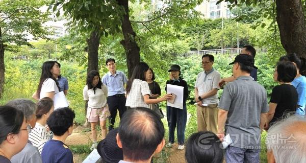 [크기변환]2-1. 용인특례시 수지구 주민참여예산위원회 위원들이 11일 고기2교 도로 개설 현장을 방문했다.jpg
