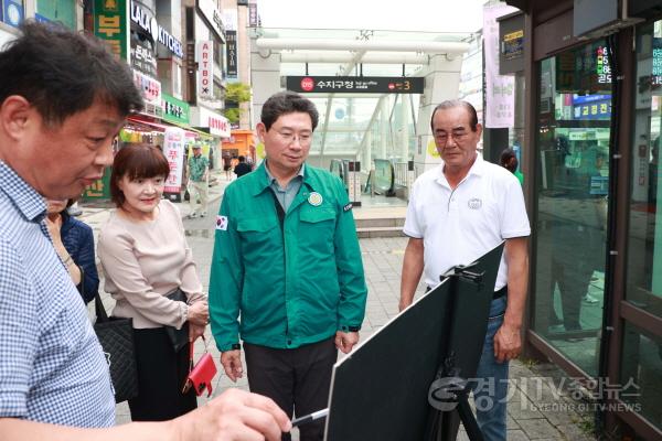[크기변환]1-1. 이상일 용인특례시장이 14일 수지구청역 버스정류장에서 노후차량 교체와 정류장 확장 계획을 보고받고 있다.jpg